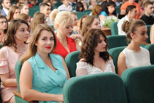 Майже 200 черкаських студентів ННІ іноземних мов стали бакалаврами (фото)