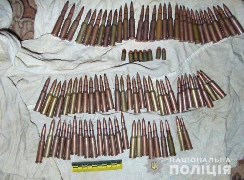 У черкащанина знайшли зброю з боєприпасами та наркотики (фото)