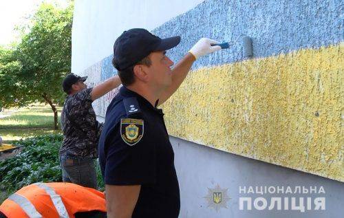 Поліцейські Черкащини долучилися до Всеукраїнській акції проти вуличної реклами наркотиків (фото, відео)