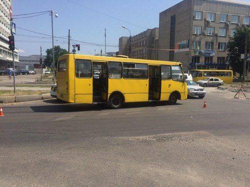 У Черкасах автомобіль підрізав автобус: є постраждалі