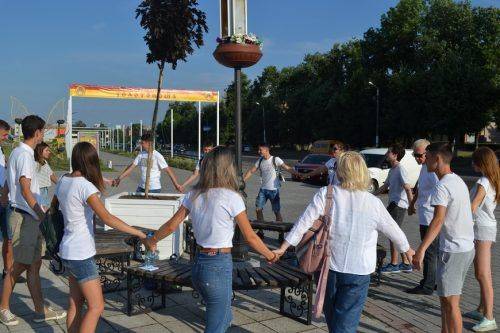 Випускники на Черкащині висадили декоративні клени на центральній площі (фото)
