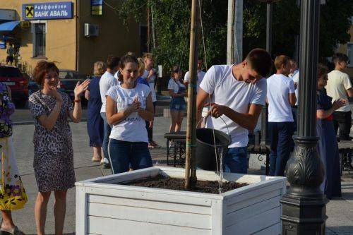 Випускники на Черкащині висадили декоративні клени на центральній площі (фото)