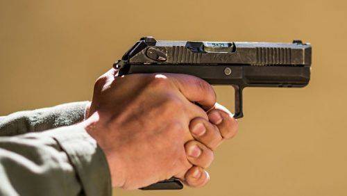 Черкаському охоронцеві, який погрожував пістолетом чоловікові, загрожує до 7 років ув'язнення 