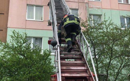 На Черкащині жінка намагалася вистрибнути з вікна багатоповерхівки 