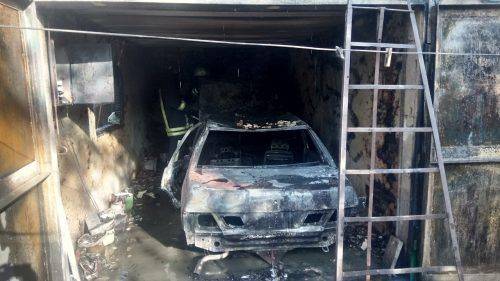 Імовірно підпал: на Черкащині унаслідок пожежі в гаражі згорів автомобіль (фото)