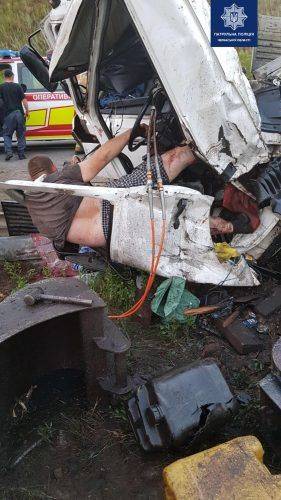 На Черкащині вантажівка в'їхала у відбійник: є постраждалі (фото)