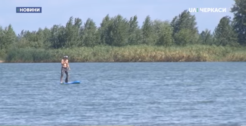 Веслування на Sup-дошках, майстер-класи на воді та піску: як у Черкасах розпочався Sup-фестиваль (відео)