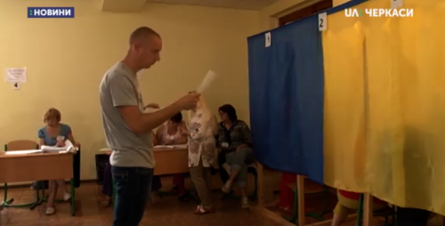 Як у Черкасах почали голосувати перші виборці (відео)