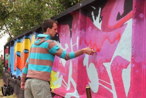 Паркан уздовж черкаської набережної оздобили яскравими графіті (фото)