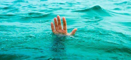На черкаському пляжі ледь не потонули двоє чоловіків