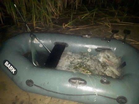 На Черкащині барконьєри незаконно ловили рибу з гумового човна (фото)