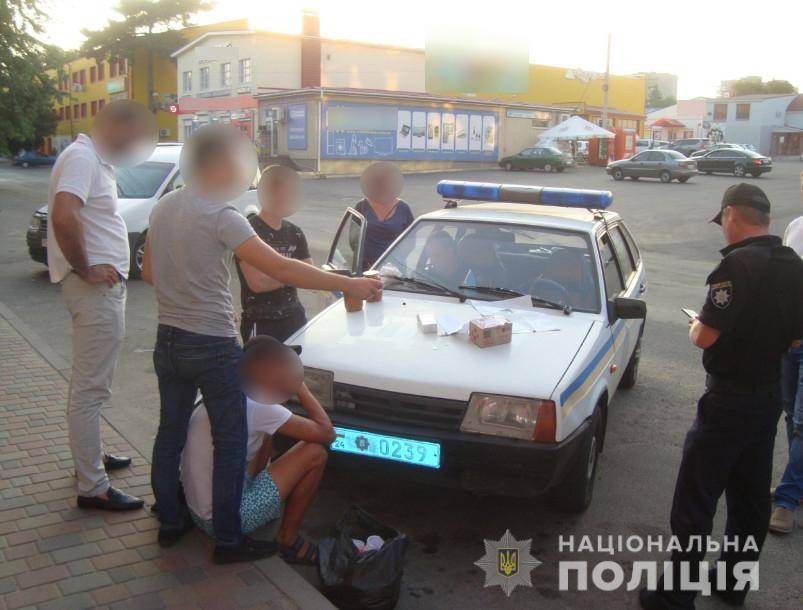 На Черкащині в чоловіка знайшли коробку з наркотиками (фото)