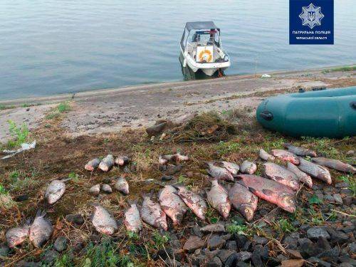 Черкаські патрульні затримали особу, яка незаконно виловлювала рибу (фото)