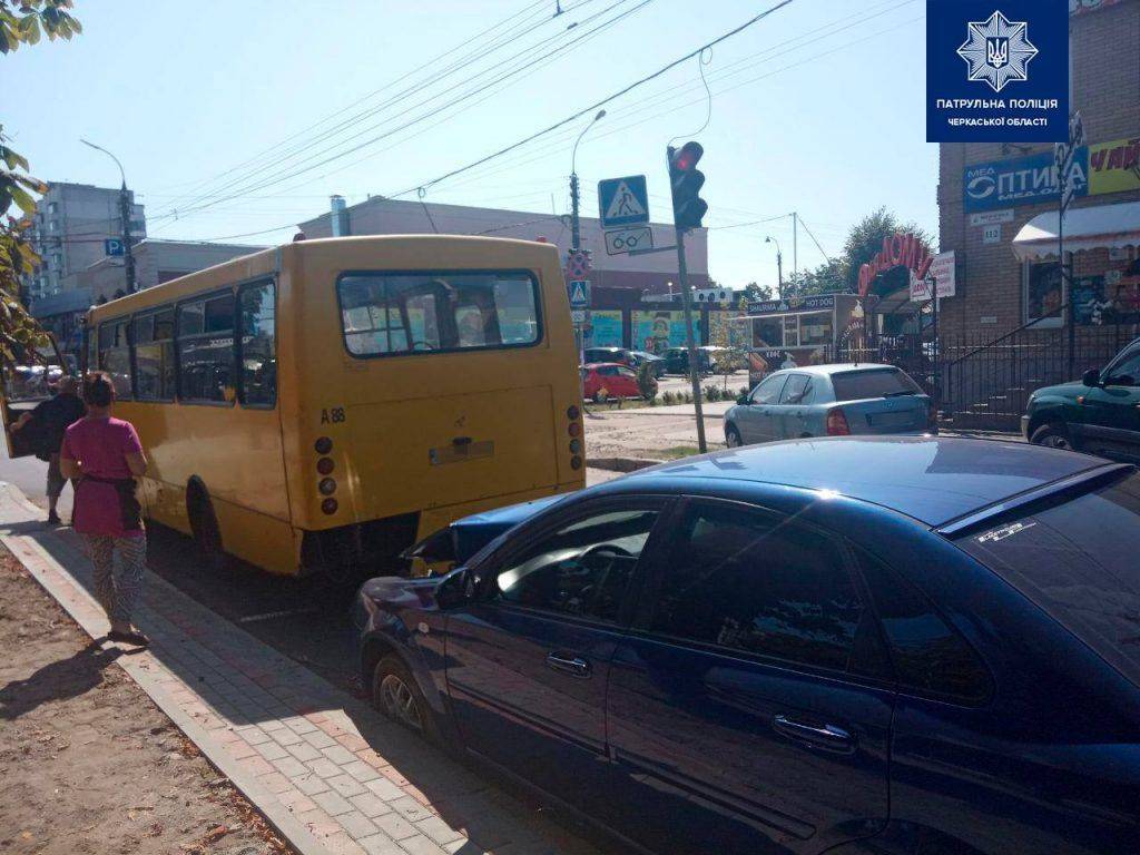 У Черкасах зіштовхнулися два автомобілі та автобус (фото)