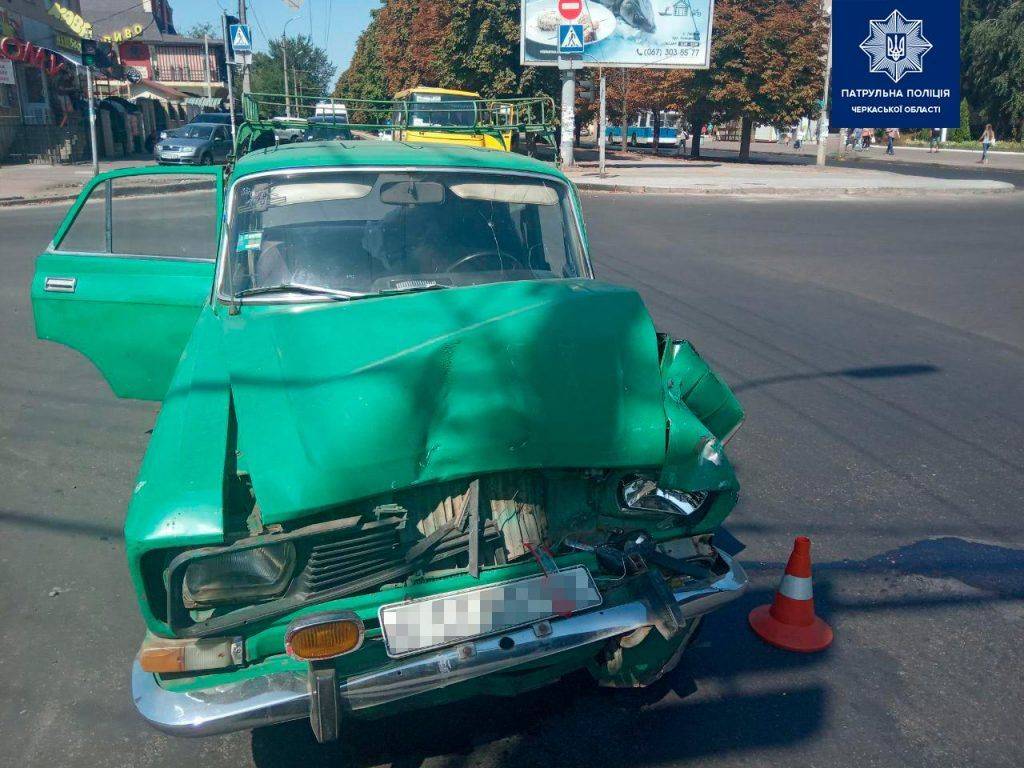 У Черкасах зіштовхнулися два автомобілі та автобус (фото)