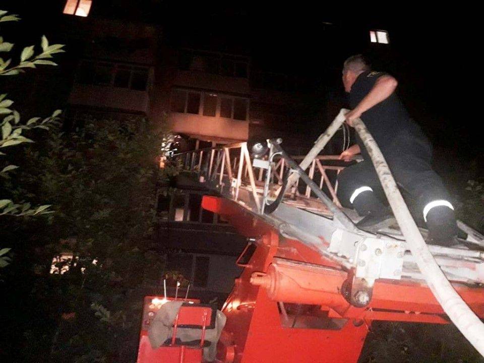 На Черкащині під час пожежі в квартирі рятували жінку (фото)