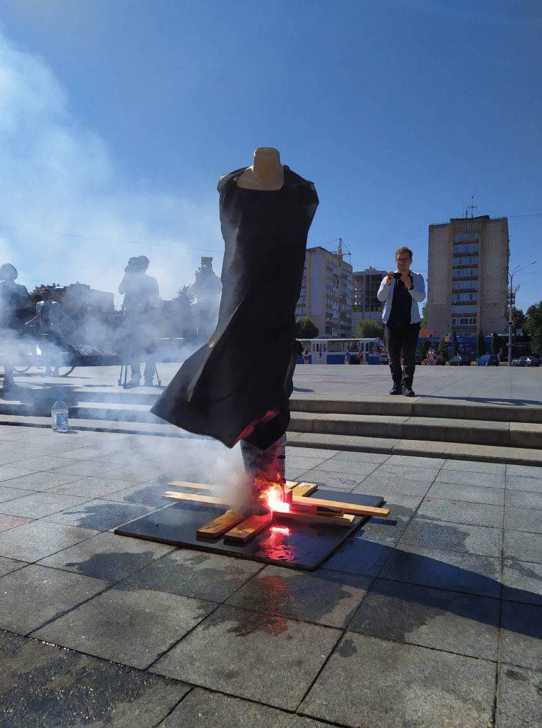 Біля Черкаської ОДА спалили "суддю" (фото, відео)