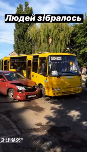 У Черкасах зіштовхнулися автомобіль та автобус (фото)