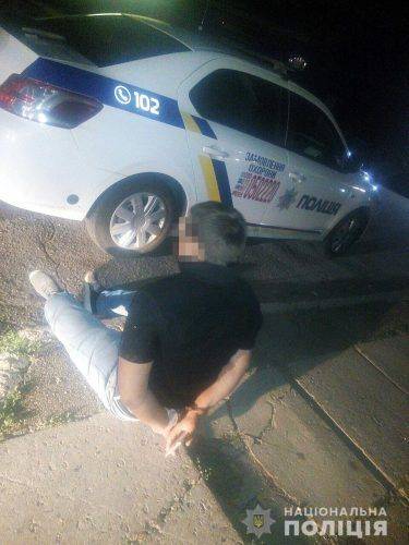 Чіплявся до перехожих та намагався вчинити бійку: у Черкасах затримали п'яного чоловіка (фото)