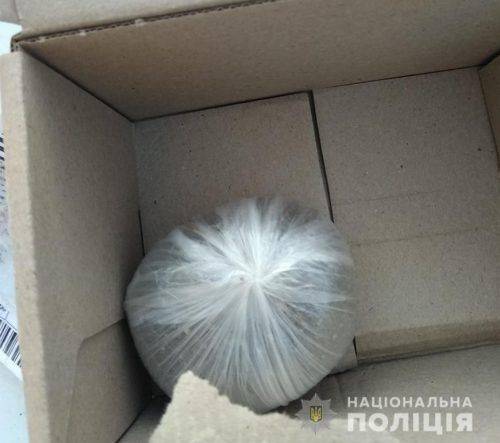 На Черкащині в чоловіка знайшли коробку з наркотиками (фото)