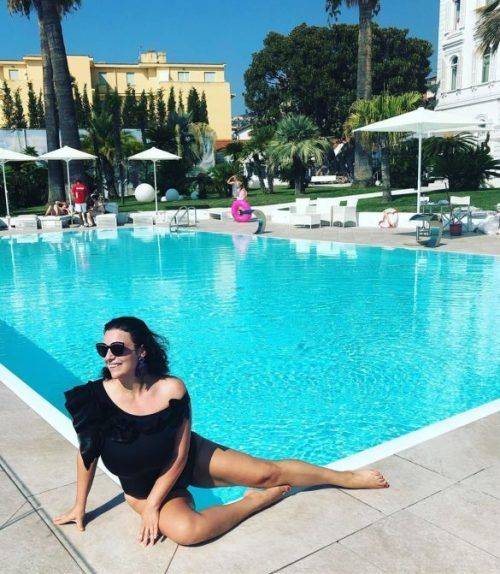 Зіркова черкащанка на відпочинку в Італії влаштувала фотосесію біля басейну