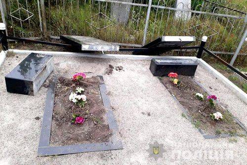 На Черкащині троє неповнолітніх хлопців зруйнували на кладовищі 15 пам'ятників (фото, відео)