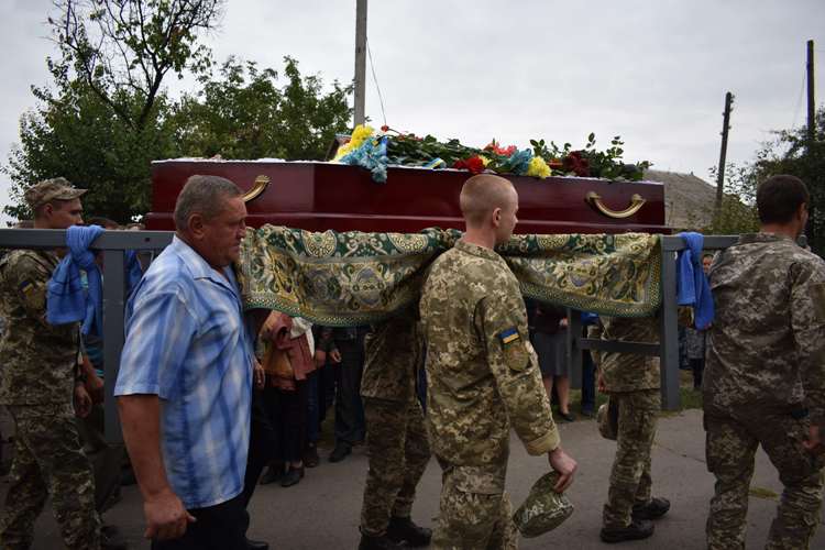 На Черкащині сотні земляків прощалися з бійцем, який загинув від кулі снайпера  під Волновахою
