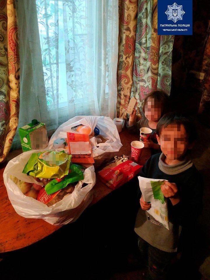 Залякані і брудні: копів шокували умови проживання трьох дітей в Черкасах (фото)