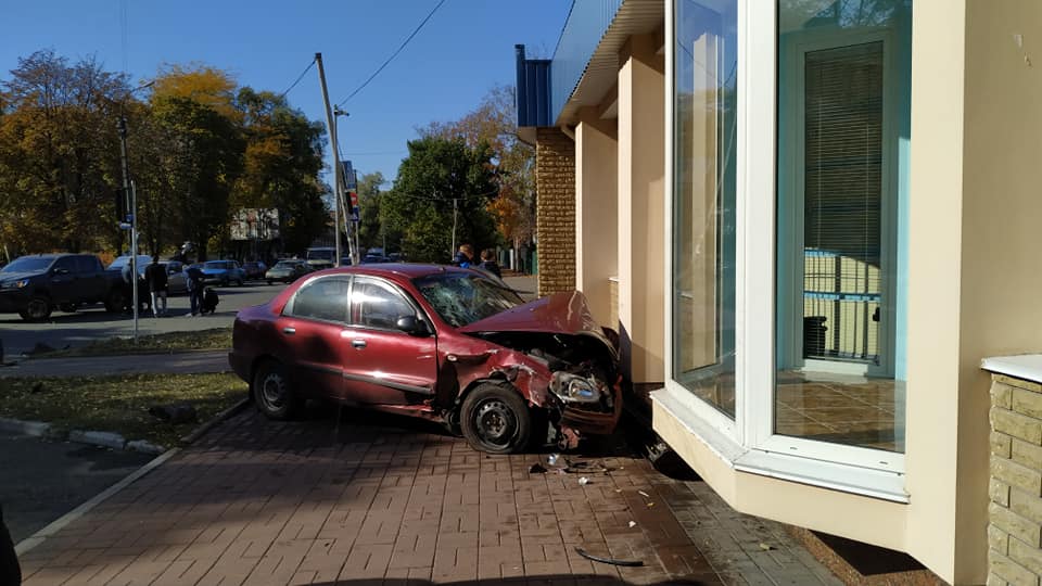 У центрі Черкас автівка влетіла в стоматологічну клініку (фото)