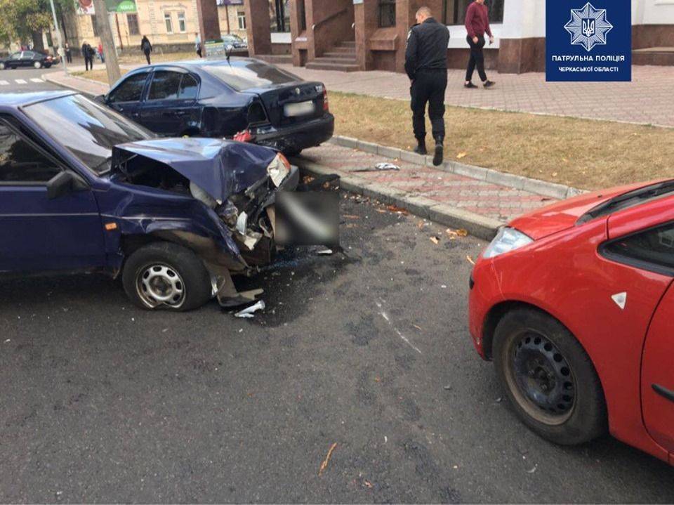 У центрі Черкас п'яний водій врізався в припарковані авто та травмував жінку (фото)