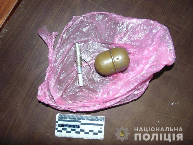 У Чигирині поліцейські виявили у чоловіка гранату із запалом