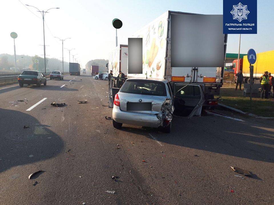 На Черкащині на трасі зіштовхнулись три авто, постраждала дитина (фото)
