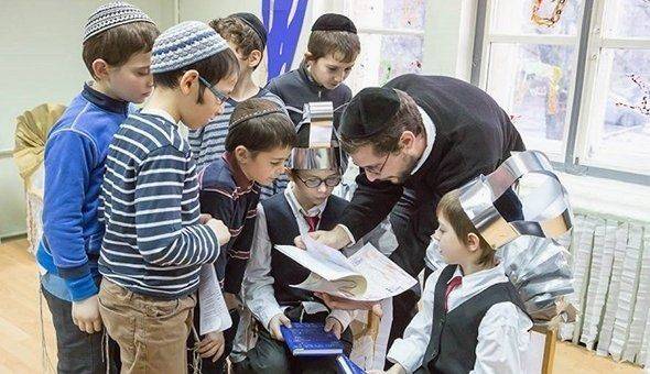 Шломо-вчитель приїхав до Умані з Ізраїлю, щоб навчати дітей паломників-хасидів