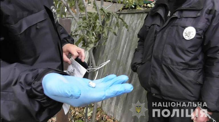 На Черкащині затримали чоловіка, який розкладав закладки наркотиків