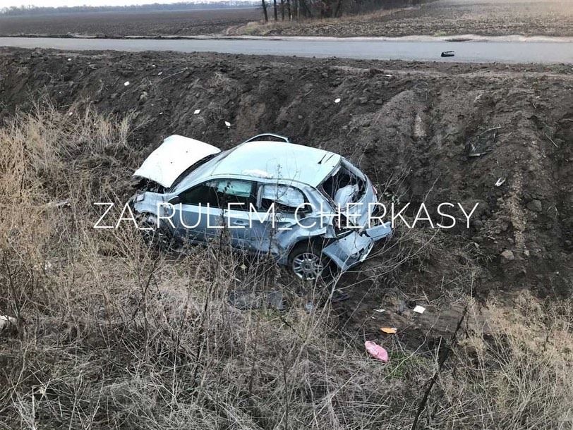 “Крутило ще метрів 40”: на Черкащині автомобіль злетів у кювет (фото)