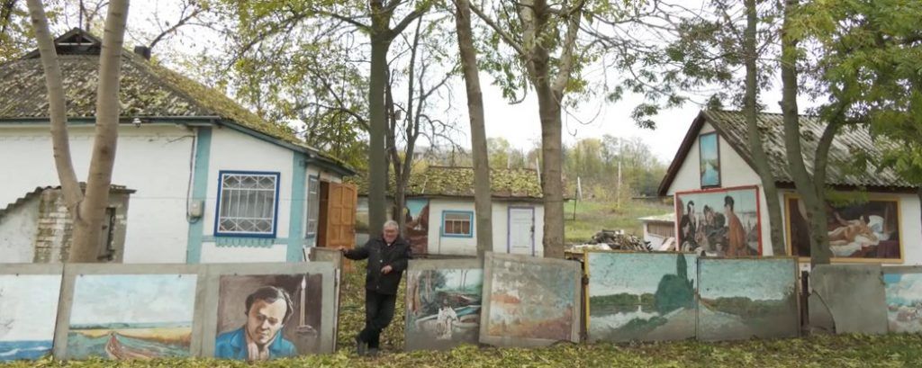 На Черкащині чоловік влаштував виставку картин у себе у дворі