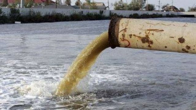 У Черкаській області підприємство скидало стічні води у каналізацію і забруднювало довкілля