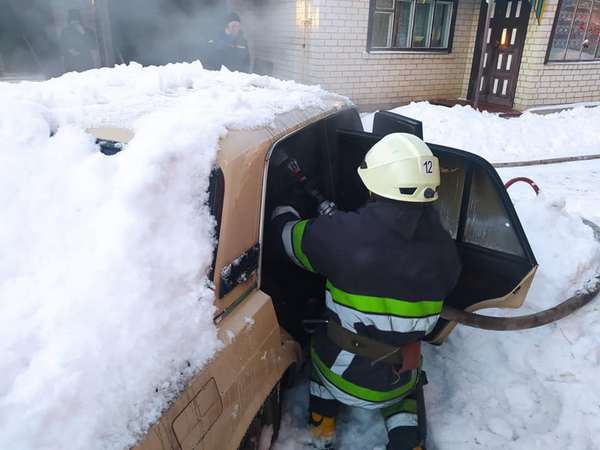 На Черкащині під снігом загорілася автівка