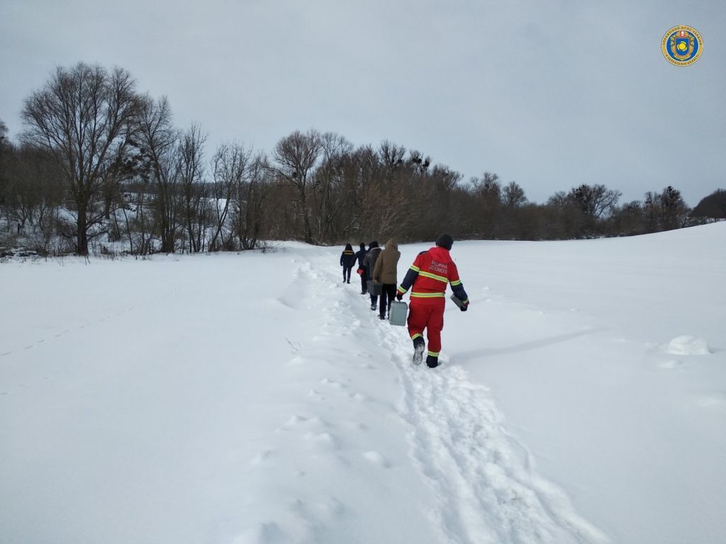 На Черкащині медики та рятувальники здолали пішки близько 2 км снігових заметів на шляху до хворого