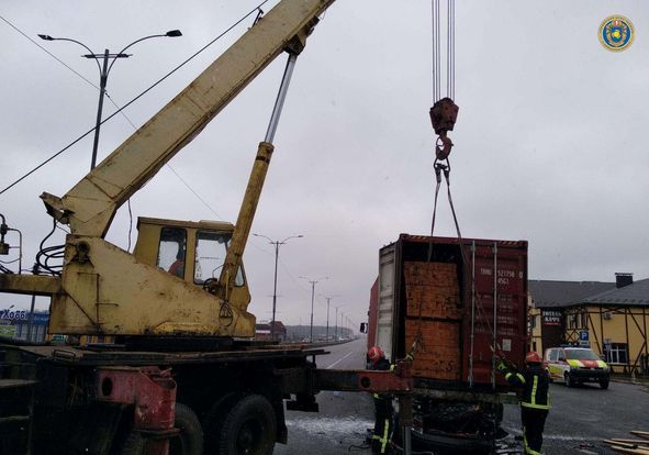 ДТП на Уманщині: вантажівка розчавила легковик (ФОТО)