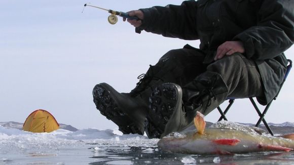 Вихідними двоє черкащан врятували рибалку, який пішов під лід