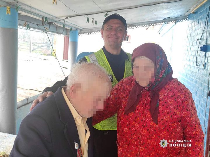 У переддень Великодня поліцейські повернули додому 95-річного дідуся, який заблукав