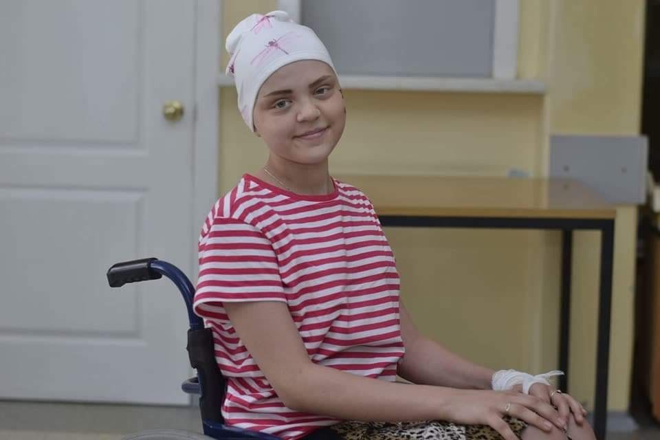 “Перше літо не в лікарні”: 16-річній черкащанці, яка бореться з раком, необхідно 40 тисяч гривень на операцію