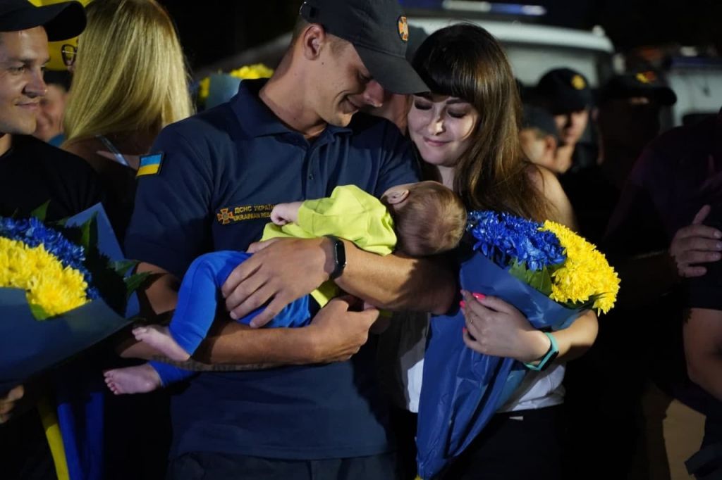 В Україну прилетіли черкаські рятувальники, які гасили пожежі в Греції