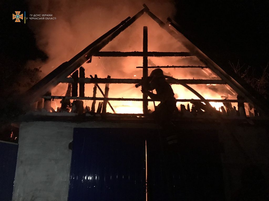 На Черкащині рятувальникам понад три години довелось гасити масштабну пожежу (ВІДЕО)