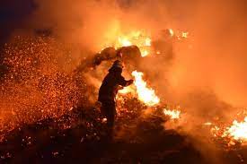 Рятувальникам довелось п’ять разів гасити загоряння сухої трави та соломи на Черкащині (ВІДЕО)