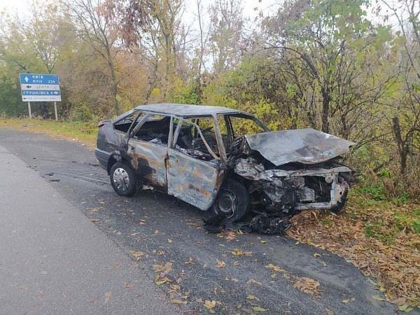 Серед дороги на Черкащині загорілася автівка: четверо людей у лікарні