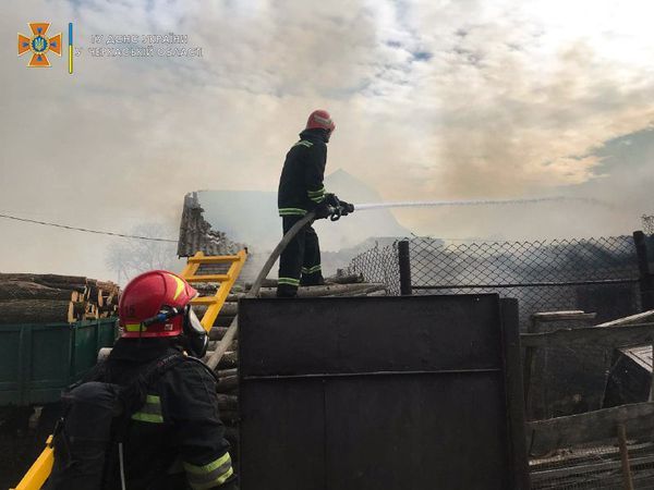 На Уманщині вогнем знищено майже 240 квадратів покрівлі приватного будинку