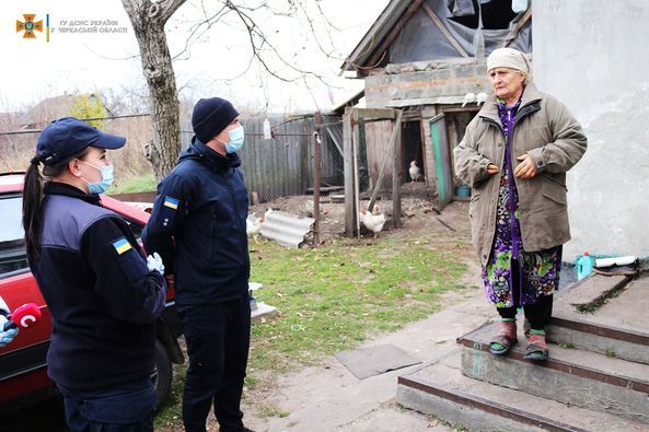Надзвичайники на Черкащині перевіряють домівки з пічним опаленням