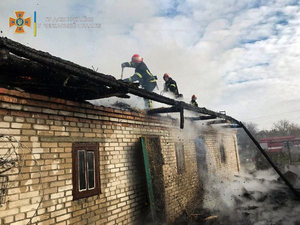На Уманщині вогнем знищено майже 240 квадратів покрівлі приватного будинку